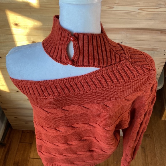 G.I.L.I. Asymmetrical mock neck cable knit sweater. NWT. Open shoulder. - Picture 4 of 9